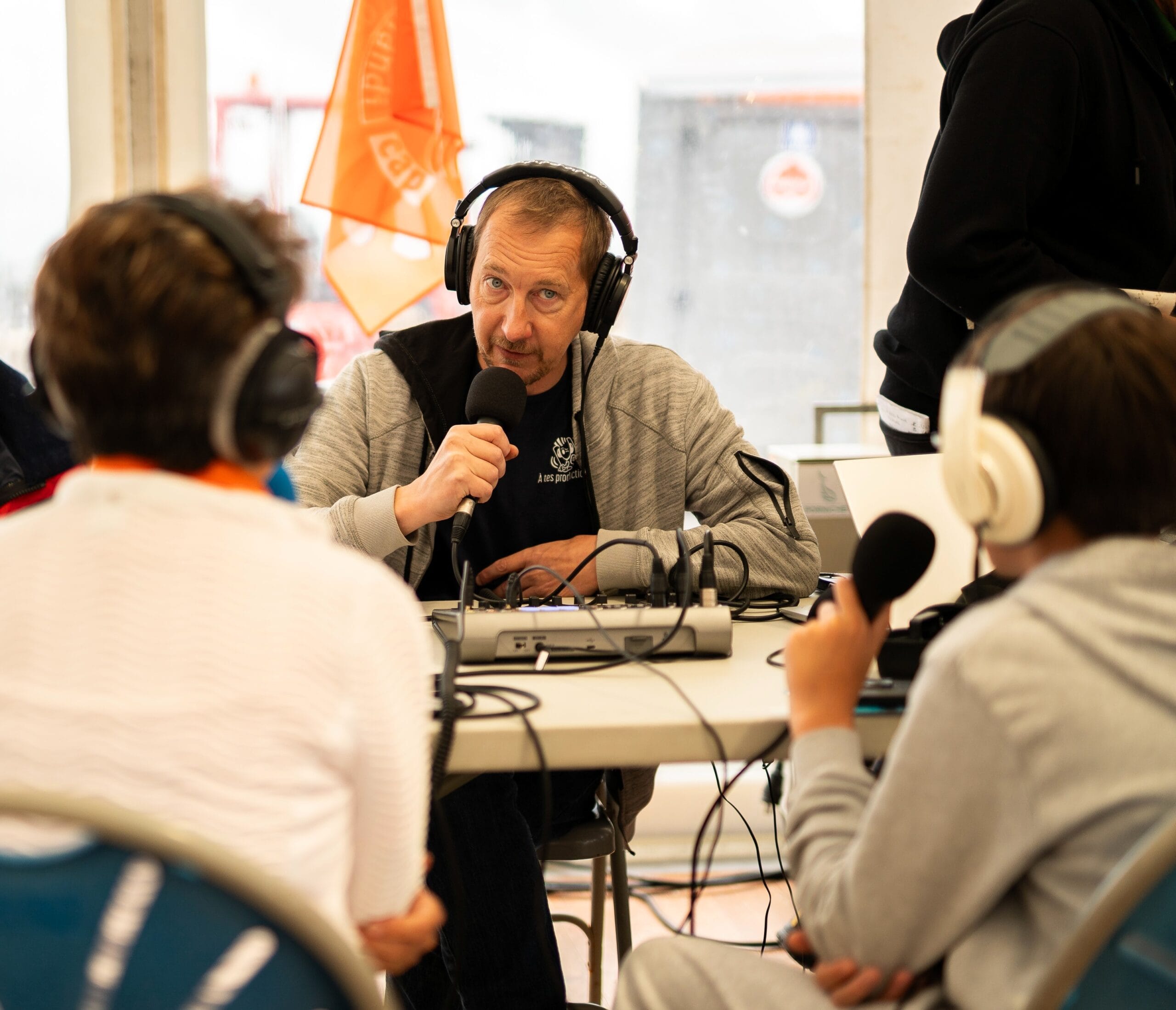 André Tournoud, fondateur d'À tes productions, lors d'un atelier audio à Saint-Nazaire